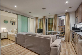 Charming 1 Bed Apt with AC Next to Vauxhall Station- Zone 1